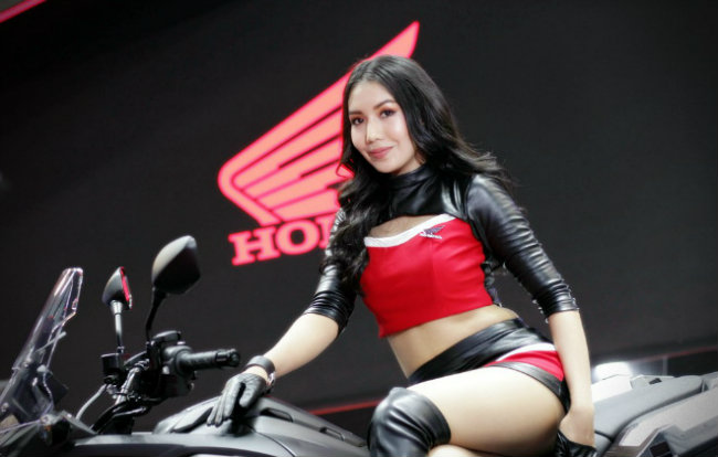 ngat ngay dan chan dai nong bong ben xe moi tai motor show 2019