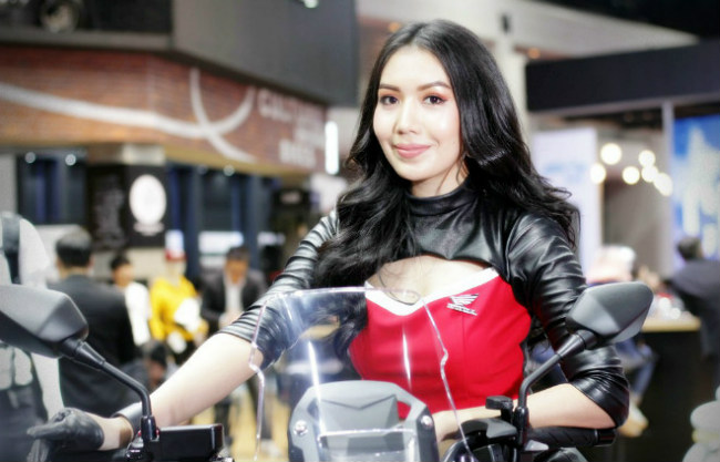 ngat ngay dan chan dai nong bong ben xe moi tai motor show 2019