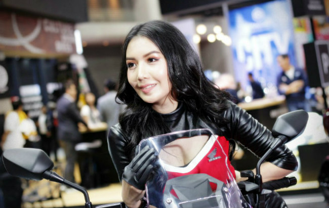 ngat ngay dan chan dai nong bong ben xe moi tai motor show 2019