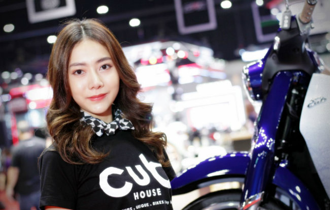 ngat ngay dan chan dai nong bong ben xe moi tai motor show 2019