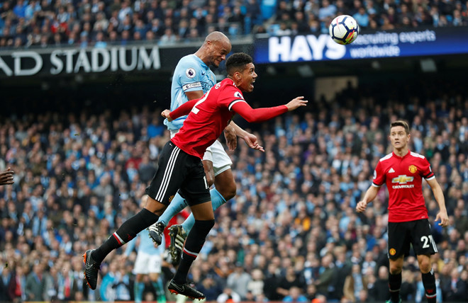 pogba lap cu dup mu nguoc dong ha man city tren san khach