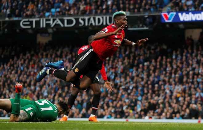 pogba lap cu dup mu nguoc dong ha man city tren san khach