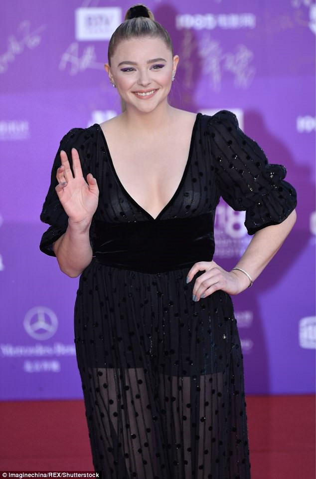 chloe moretz rang ro tren tham do sau tin don bi brooklyn phan boi