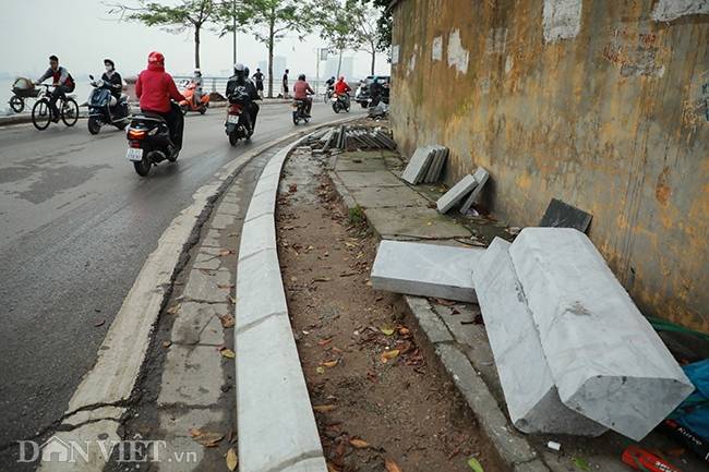 anh ha noi dong loat thay ao moi cho hang tram via he