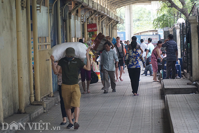 anh ben xe tap nap sinh vien om chan bong ve que nghi le 304