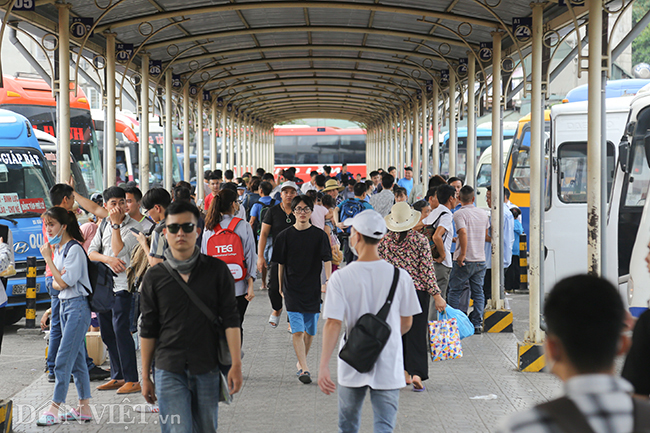 anh ben xe tap nap sinh vien om chan bong ve que nghi le 304