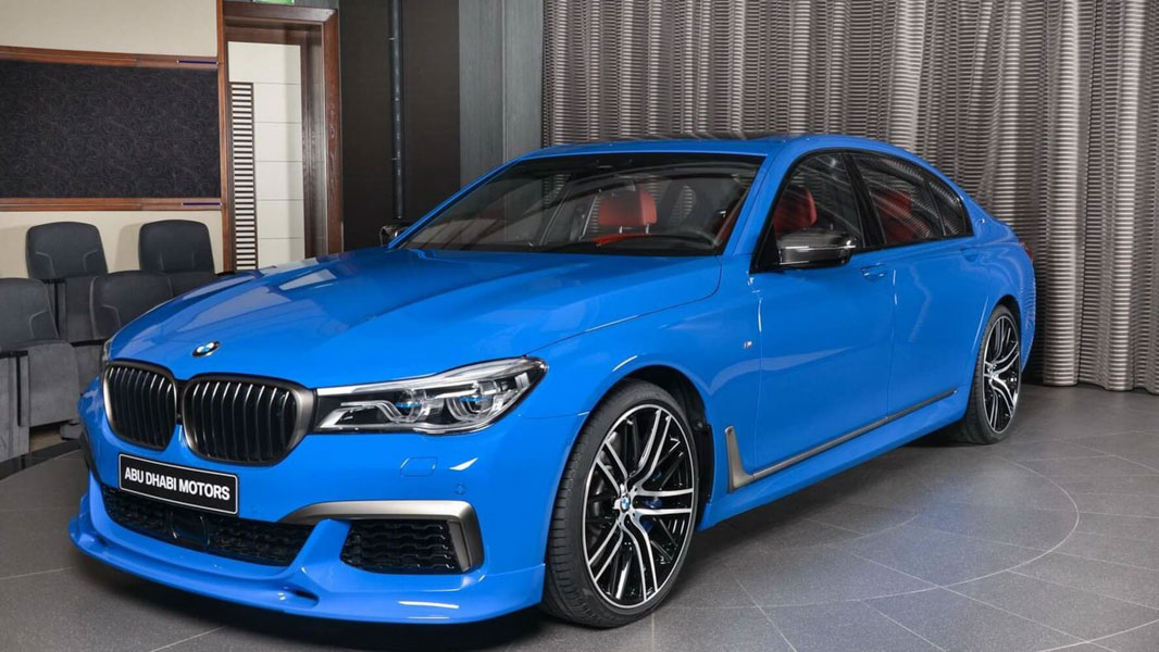 hang doc bmw m760li voi mau son xanh duong tai abu dhabi