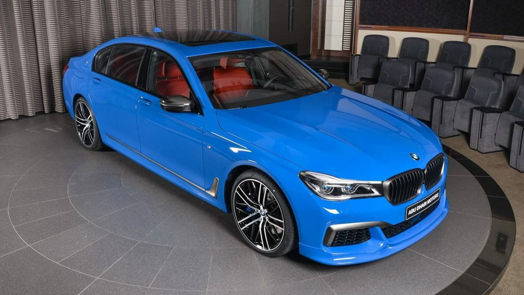 hang doc bmw m760li voi mau son xanh duong tai abu dhabi