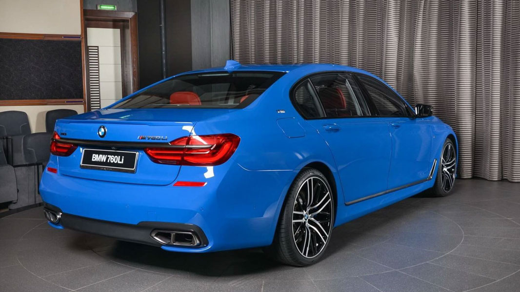 hang doc bmw m760li voi mau son xanh duong tai abu dhabi