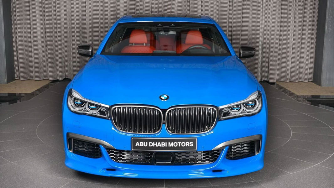 hang doc bmw m760li voi mau son xanh duong tai abu dhabi