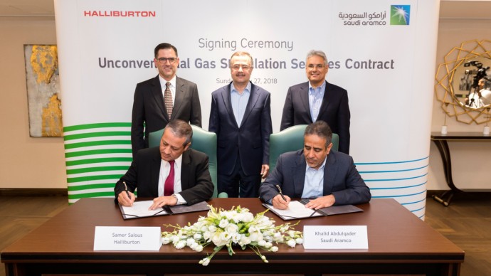 saudi aramco ky hop dong cac dich vu kich thich via khi phi truyen thong voi halliburton