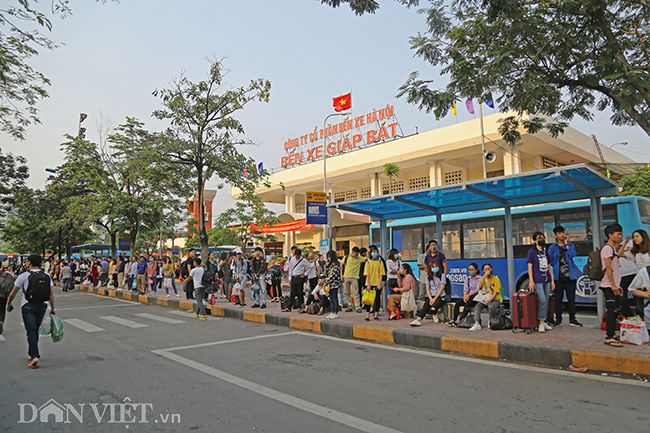 hinh anh nguoi dan be ga rau que tro ve ha noi sau ky nghi le