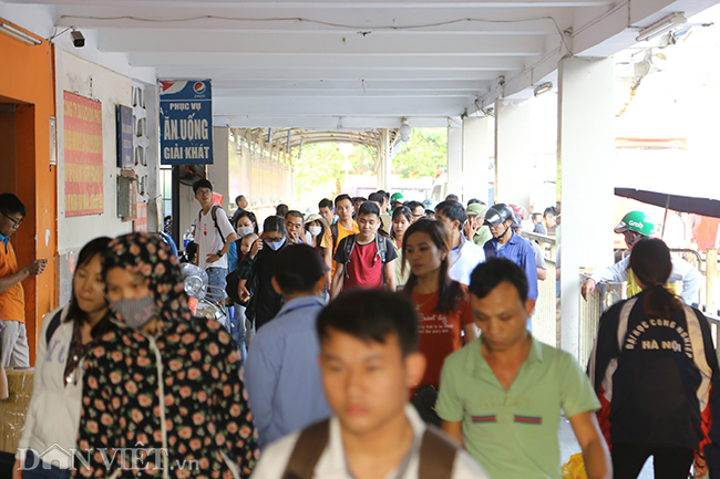 hinh anh nguoi dan be ga rau que tro ve ha noi sau ky nghi le