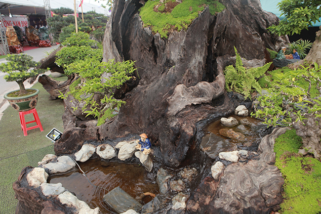 cho mai chieu thuy no hoa trang tinh tren khuc go den si chu nhan ra gia tien ty