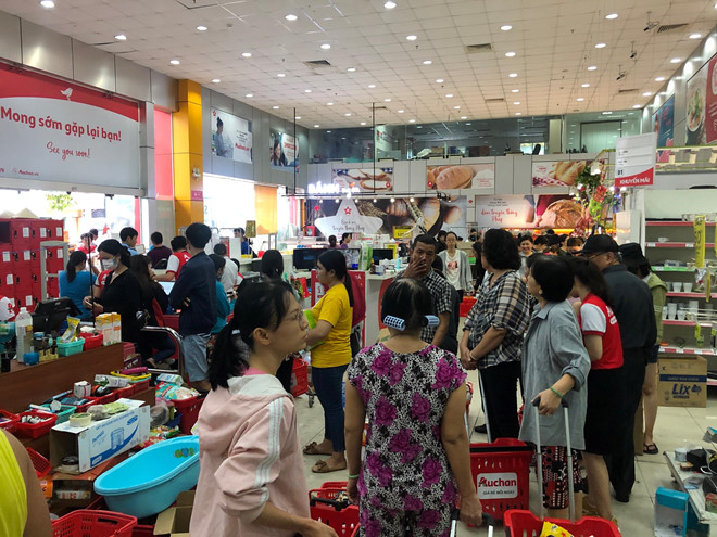 qua xau ho boi nhung nguoi vao sieu thi auchan lay do an uong thoai mai khong tra tien