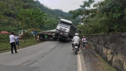 anh bay nguoi sac nhon duoi chan cong trinh duong sat tren cao