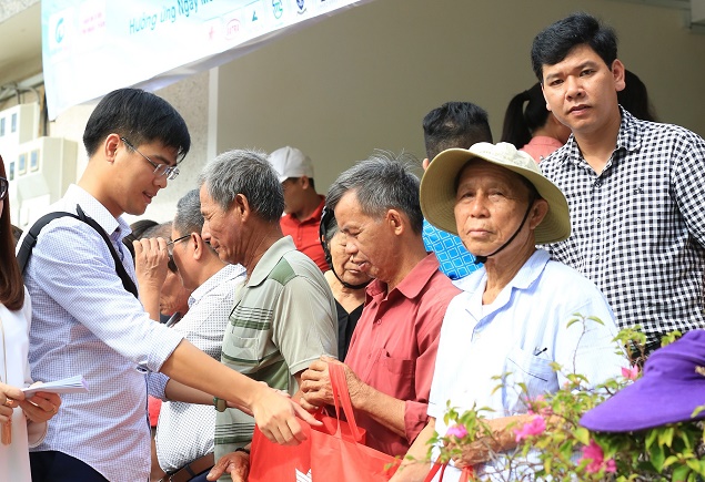 bsr trao qua cho gia dinh kho khan chien si va hoc sinh tai con dao