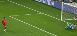 HLV Bồ Đào Nha: 'Đội mất kiểm soát từ khi Ronaldo đá hỏng 11m'