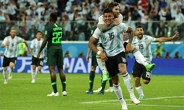 messi va rojo dua argentina vao vong 18