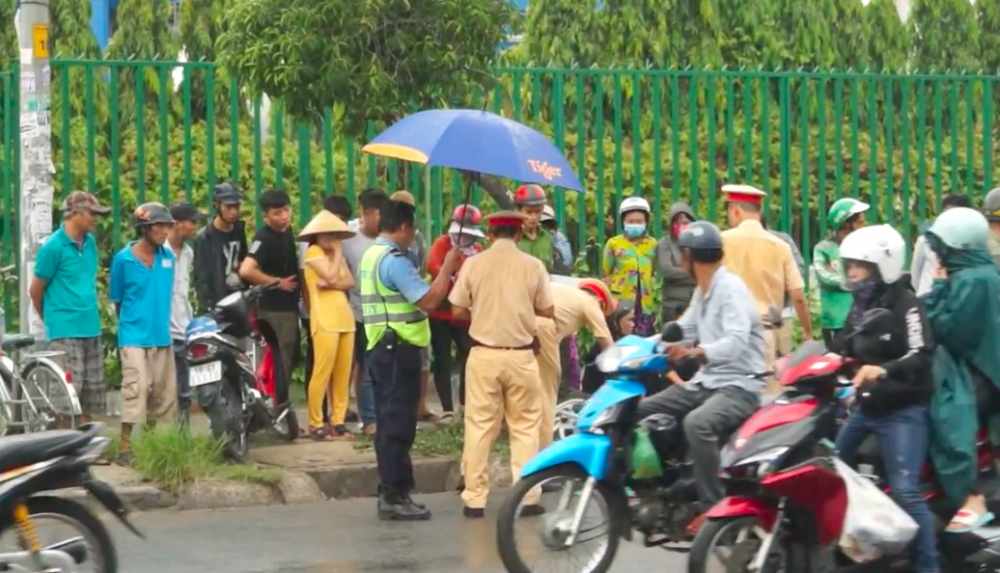 xe tai dam chet nguoi nhung khong dung lai van di thang vao nha may bia