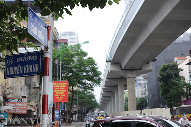 anh bay nguoi sac nhon duoi chan cong trinh duong sat tren cao