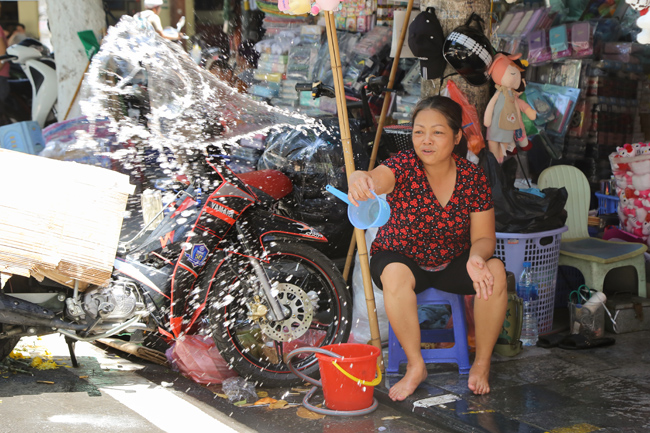 anh nang hon 40 do c pho ha noi giua ban ngay vang nhu tet