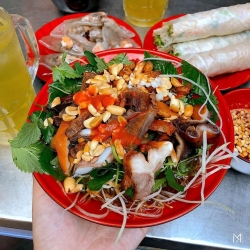 bun muc la mieng o vung dat hoa vang co xanh