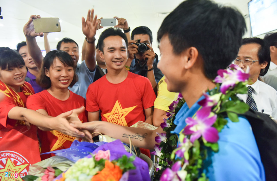 doi tuyen bong da nu tro ve trong vong tay nguoi ham mo