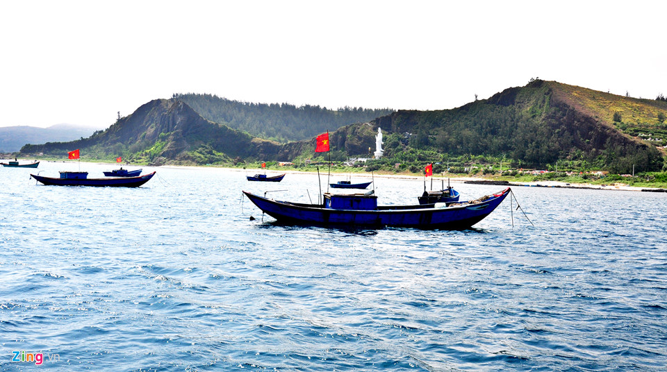 can canh hang loat mieng nui lua co o vung bien quang ngai