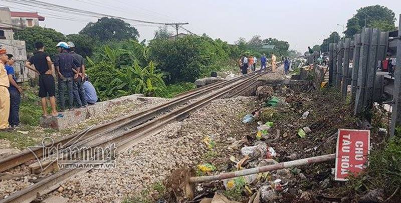 ha noi tau dam nat bet xe tai co bang qua duong sat