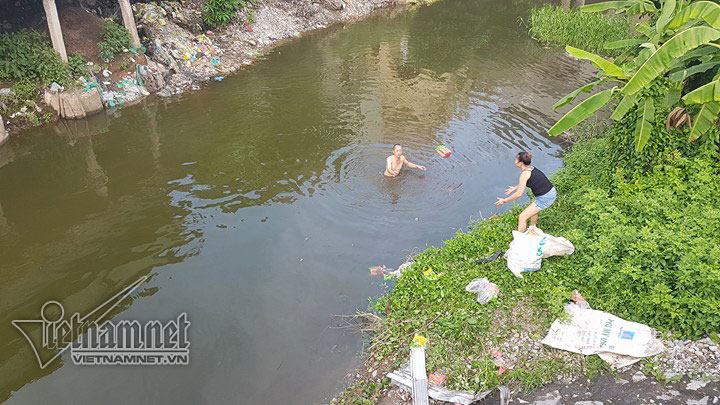 ha noi tau dam nat bet xe tai co bang qua duong sat