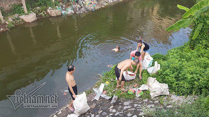 ha noi tau dam nat bet xe tai co bang qua duong sat