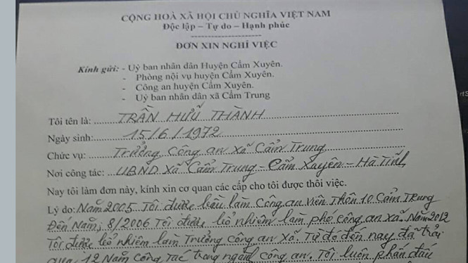 truong cong an xa xin nghi viec vi luong thap vo doi ly di