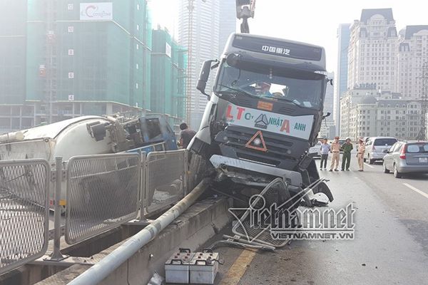 ha noi dam xe tai xe bon lat ngang tren duong vanh dai 3