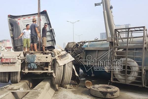 ha noi dam xe tai xe bon lat ngang tren duong vanh dai 3