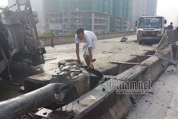 ha noi dam xe tai xe bon lat ngang tren duong vanh dai 3