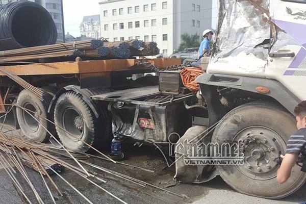 ha noi dam xe tai xe bon lat ngang tren duong vanh dai 3