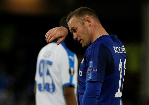 rooney no sung everton van bi doi 10 nguoi cam hoa