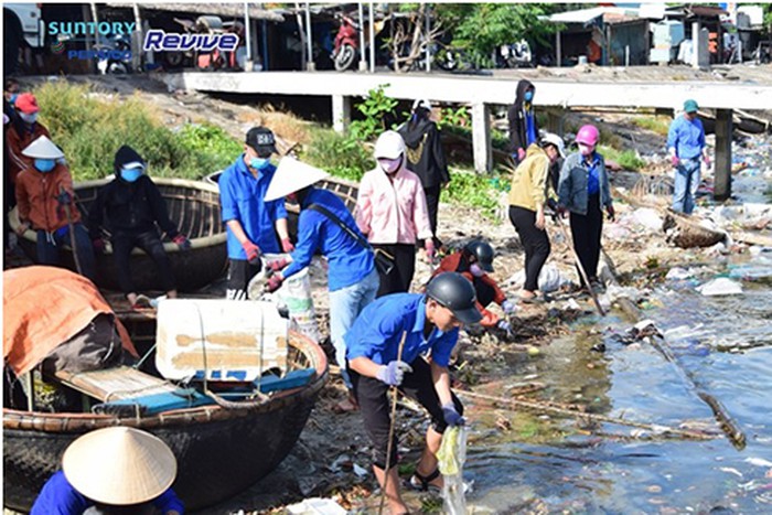 hon 85 tan rac thai duoc sinh vien tinh nguyen thu gom tu cac bai bien