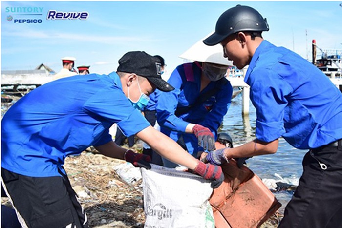 hon 85 tan rac thai duoc sinh vien tinh nguyen thu gom tu cac bai bien