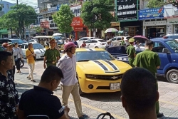 tiet lo chu nhan o to chevrolet camaro bi csgt dung sung dap be kinh