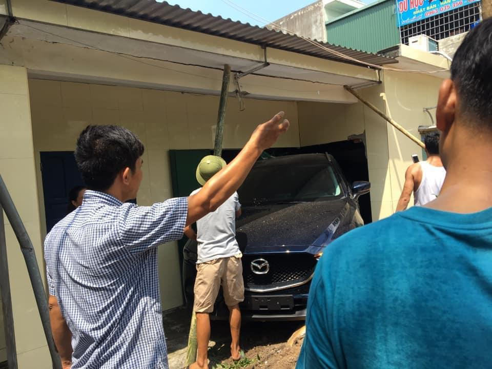 nam thanh nien thai binh lui xe mazda cx5 sap tuong nha bo me