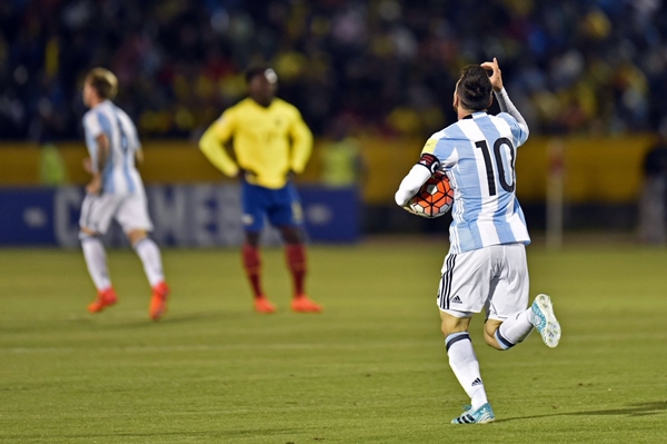 messi lap hat trick argentina gianh ve du world cup