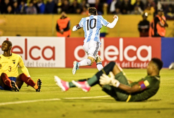 messi lap hat trick argentina gianh ve du world cup