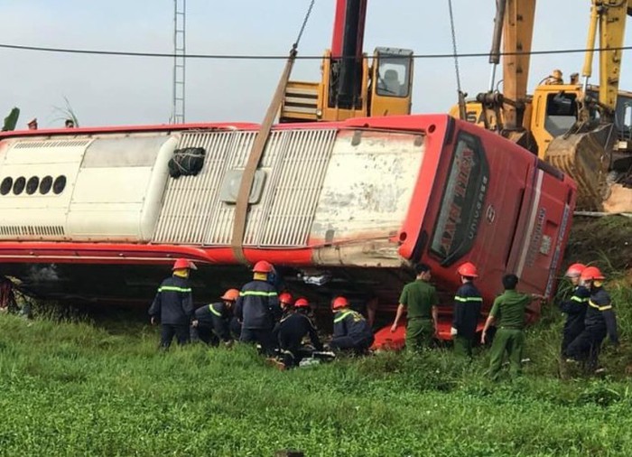 20 nguoi thuong vong trong xe khach bi lat tren duong ho chi minh