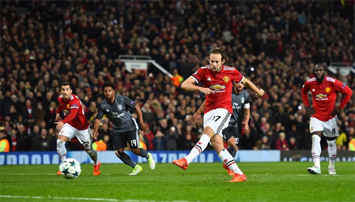 man utd thang nho phan luoi va phat den o champions league