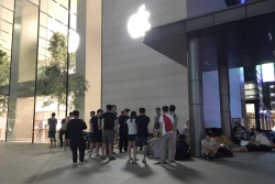 hang nghin nguoi xep hang mua iphone x o apple store singapore