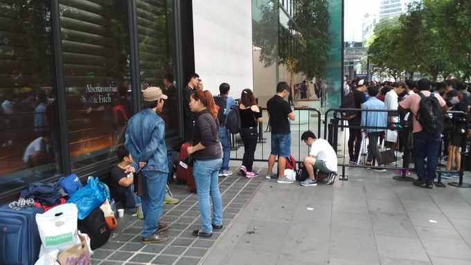 apple store singapore mo cua som vi nguoi mua iphone x qua dong