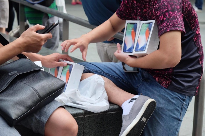 apple store singapore mo cua som vi nguoi mua iphone x qua dong