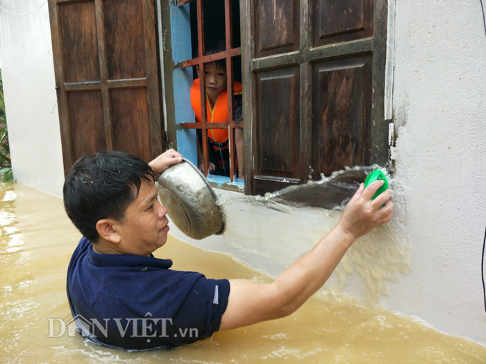 can canh nguoi dan vung lu quang nam cheo thuyen ngay trong nha